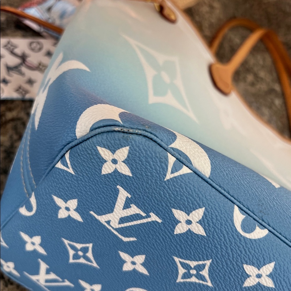 Louis Vuitton Monogram Giant Neverfull MM Gradient By The Pool Tote - Picture 11 of 16